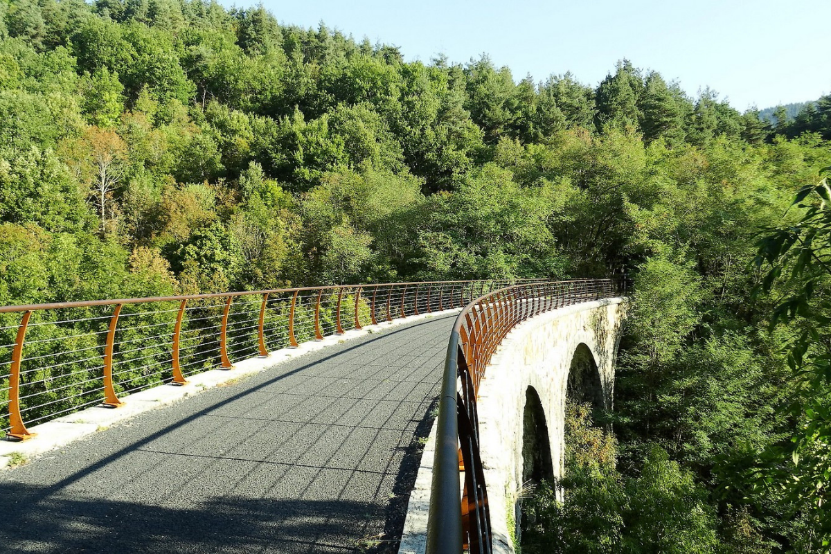 une magnifique vue sur la dolce via, une voie férré renovée en piste de gravel bike.