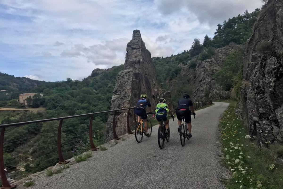 des coureurs sur la derniere partie du circuit de la gravel ardeche.