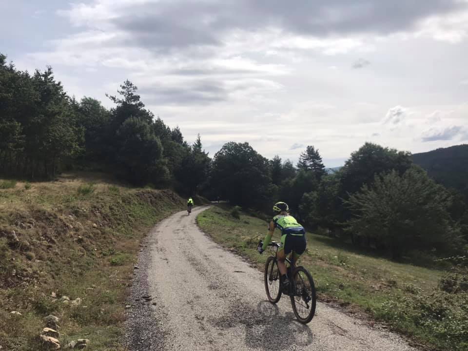 des coureurs entrain de faire du gravel bike pendant la gravel ardeche.