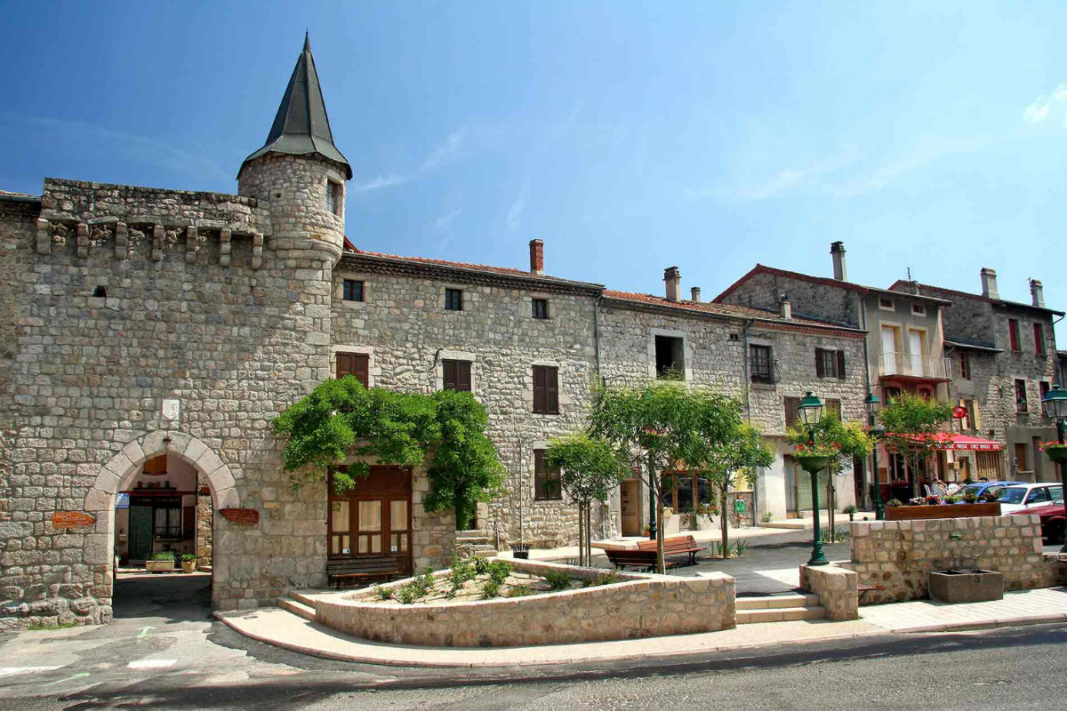 un passage par le village fortifié de désaignes