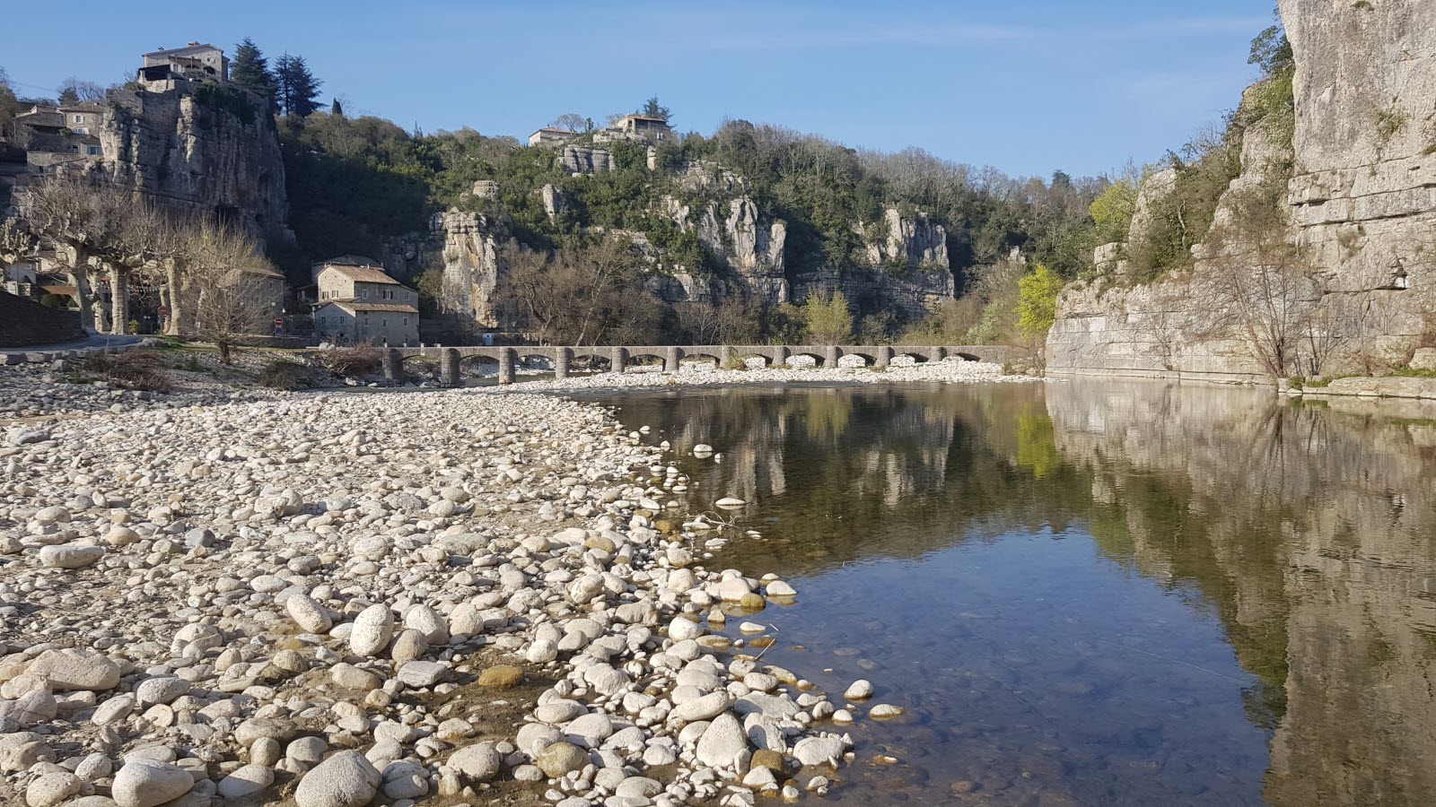 Le début des gorges de l'Ardèche